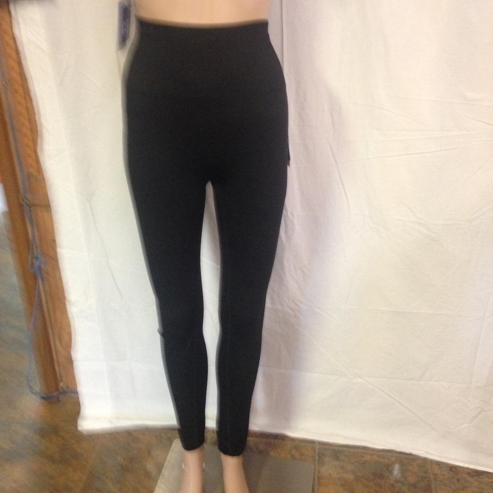 Women's Seamless 7/8 High Waist Laser Cut Leggings - Picture 2 of 3